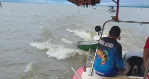 Pescadores naufragados são resgatados por bombeiros militares no Lago de Palmas