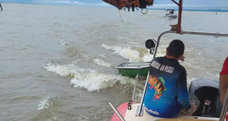 Pescadores naufragados são resgatados por bombeiros militares no Lago de Palmas