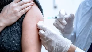 Cobertura vacinal da 1ª e 2ª dose de reforço contra a Covid-19 é de apenas 28,36% no Tocantins; panorama do país também é preocupante