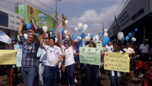 Candidato a governador Carlos Amastha faz caminhada da paz pelas ruas de AraguaÃÂ­na