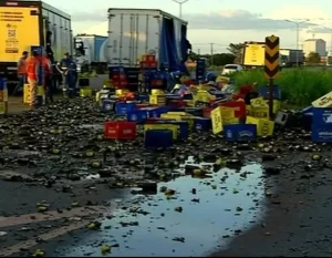Lona de caminhão rasga e carga de bebidas cai em rodovia de Araguaína