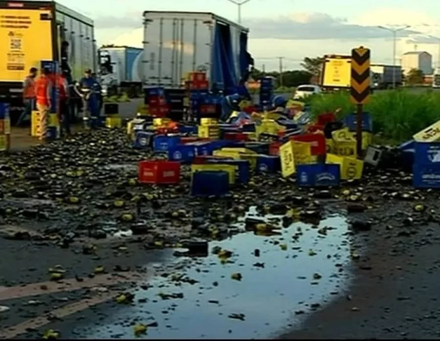 Lona de caminhão rasga e carga de bebidas cai em rodovia de Araguaína