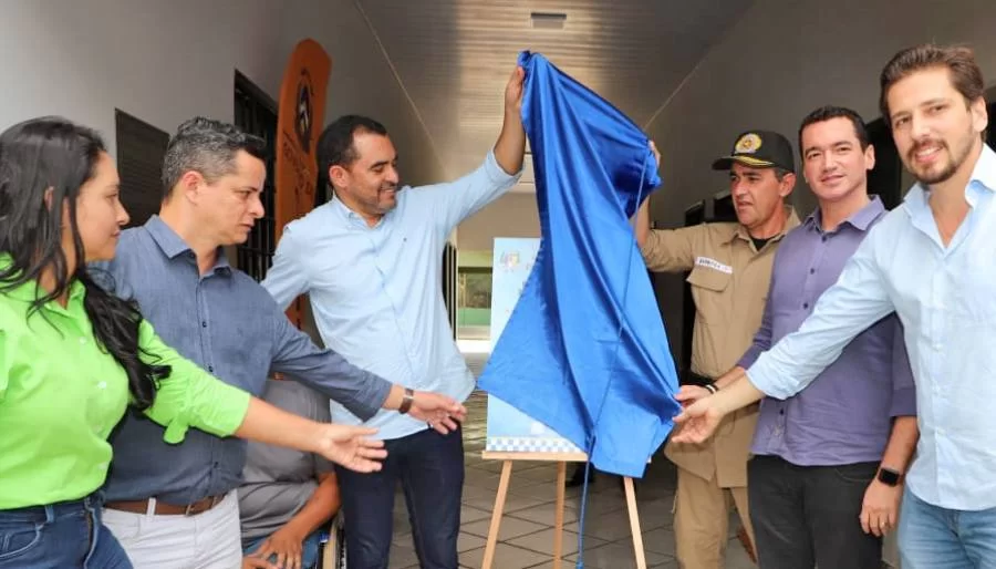 Wanderlei Barbosa visita obras do Hospital Geral de Araguaína e entrega revitalização do Batalhão Ambiental