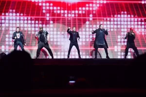 Revivendo os clássicos dos anos 90, mais de 45 mil fãs prestigiam performance do quinteto Backstreet Boys
