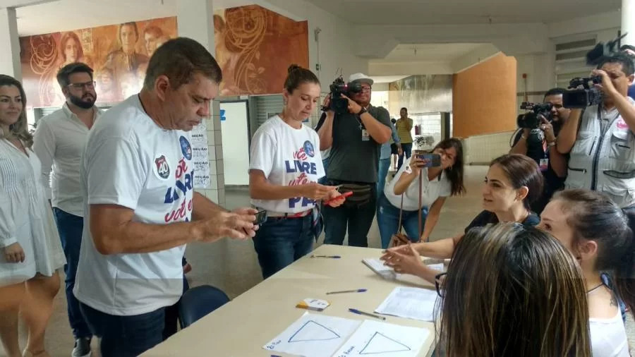 Confiante, Amastha vota e diz que o resultado de sua campanha propositiva contra governador fantasma