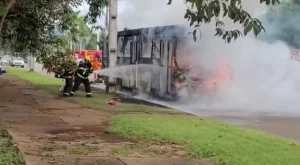 Ãnibus do transporte coletivo de Palmas fica totalmente destruído após pegar fogo na JK; veja