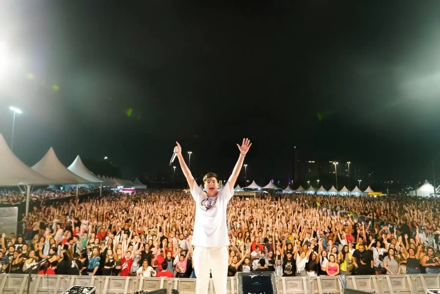 DJ LELIS anima carnaval em cidades do Tocantins e Goiás ; revelação do estilo Open Format promete muita animação na folia