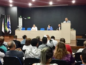 MÃÂ¡rlon Reis diz que acabarÃÂ¡ com a situaÃÂ§ÃÂ£o de membros do Governo cobrarem pedÃÂ¡gio de empresÃÂ¡rio, durante evento na Arquidiocese de Palmas