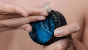 Anvisa publica novas ações para tirar do mercado pomadas capilares com problemas que podem causar cegueira; entenda