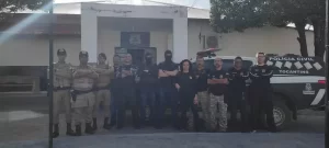 Dois homens são aprendidos com porções de drogas, armas de fogo e munições no Extremo Norte do Estado