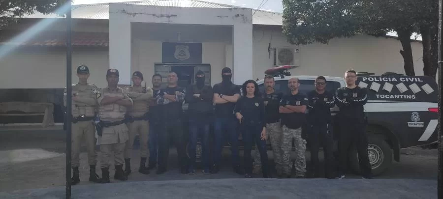 Dois homens são aprendidos com porções de drogas, armas de fogo e munições no Extremo Norte do Estado