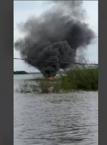 PREJUÃZO: Lancha avaliada em R$ 80 mil pega fogo no rio em Conceição do Araguaia