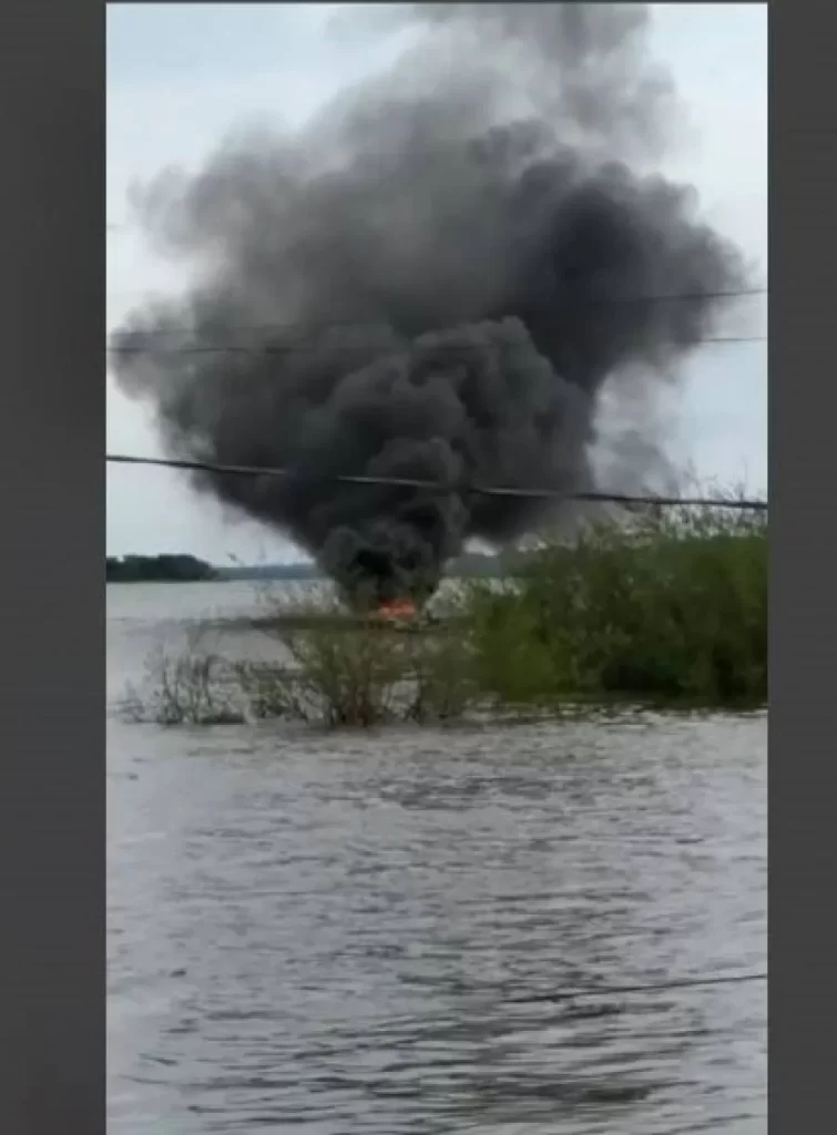 PREJUÃZO: Lancha avaliada em R$ 80 mil pega fogo no rio em Conceição do Araguaia