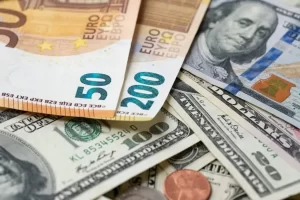 Dólar opera em baixa e Euro em alta no 1Âº dia de março: moeda norte-americana está cotada em R$ 5,23