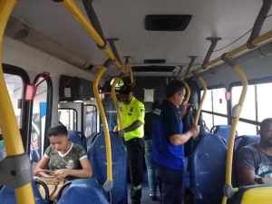 Agentes de TrÃÂ¢nsito e Transporte realizam aÃÂ§ÃÂ£o de fiscalizaÃÂ§ÃÂ£o na EstaÃÂ§ÃÂ£o JavaÃÂ©