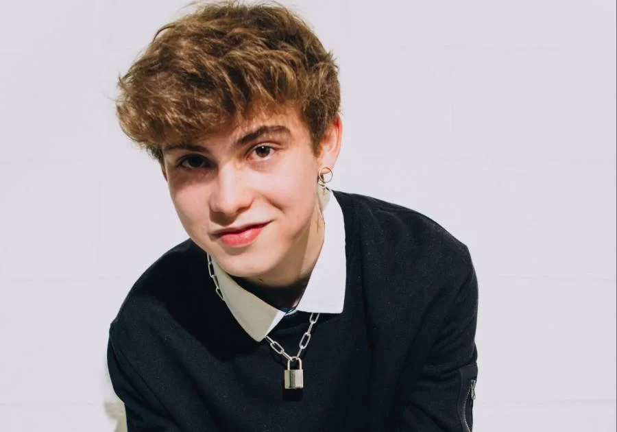 Em entrevista exclusiva para o DT, cantor Lucas Andrade fala sobre sua carreira e sua mais nova música recém lançada – "Dois Estranhos"