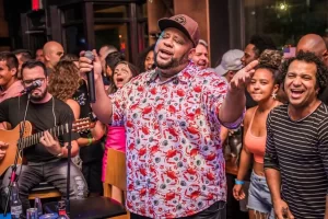 Cantor Edu Ares lança nova versão de "A Gente Ã Isso Aí"; confira