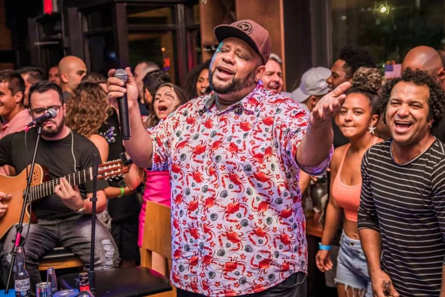 Cantor Edu Ares lança nova versão de "A Gente Ã Isso Aí"; confira