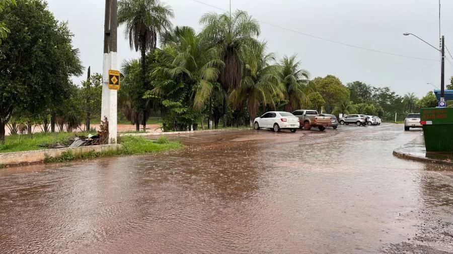 Chuva intensa em Colinas deixa ruas e casas alagadas; veja imagens