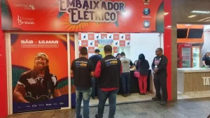 Procon notifica empresa por proibir entrada de bebida e comida no show do Embaixador Elétrico