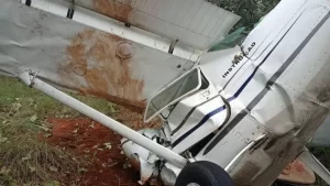 Aeronave de treinamento cai em Luzimangues e deixa piloto gravemente ferido; veja imagens