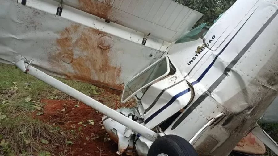 Aeronave de treinamento cai em Luzimangues e deixa piloto gravemente ferido; veja imagens