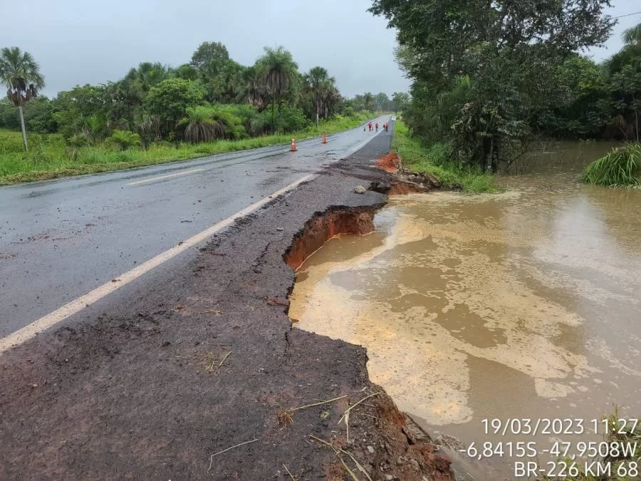 Trecho entre WanderlÃ¢ndia e Darcinópolis é interditado após parte da pista desmoronar; confira as rotas alternativas