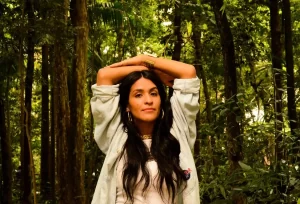 Brisa Flow é a primeira artista indígena a se apresentar no palco principal do Lollapalooza Brasil