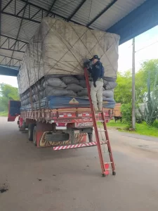 PRF flagra caminhão transportando carvão de forma ilegal em Guaraí