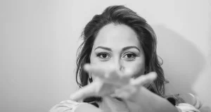 Conheça Naiá Camargo, uma artista com múltiplos talentos