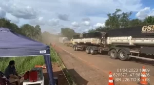 Caminhoneiros furam bloqueio de trecho em reconstrução; vídeo