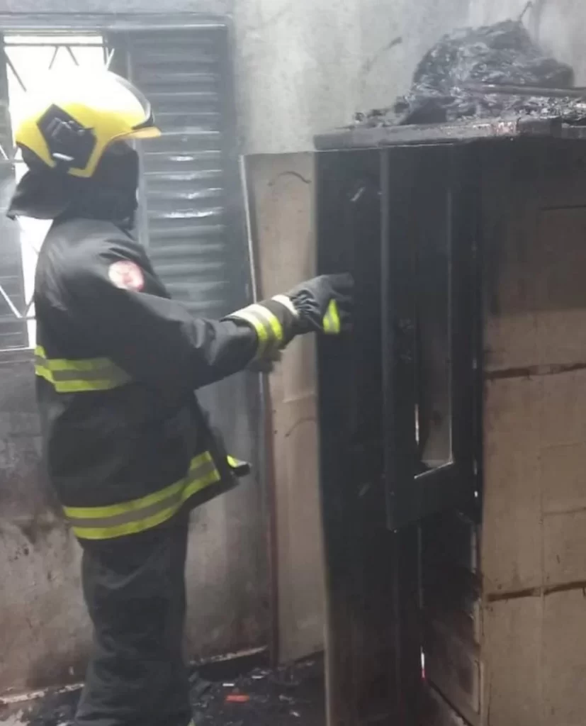 Casa fica completamente destruída por incÃªndio em Colinas