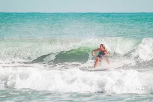 Influenciadora e surfista,  vítima de machismo, conta como supera adversidade e concilia maternidade, trabalho e o esporte
