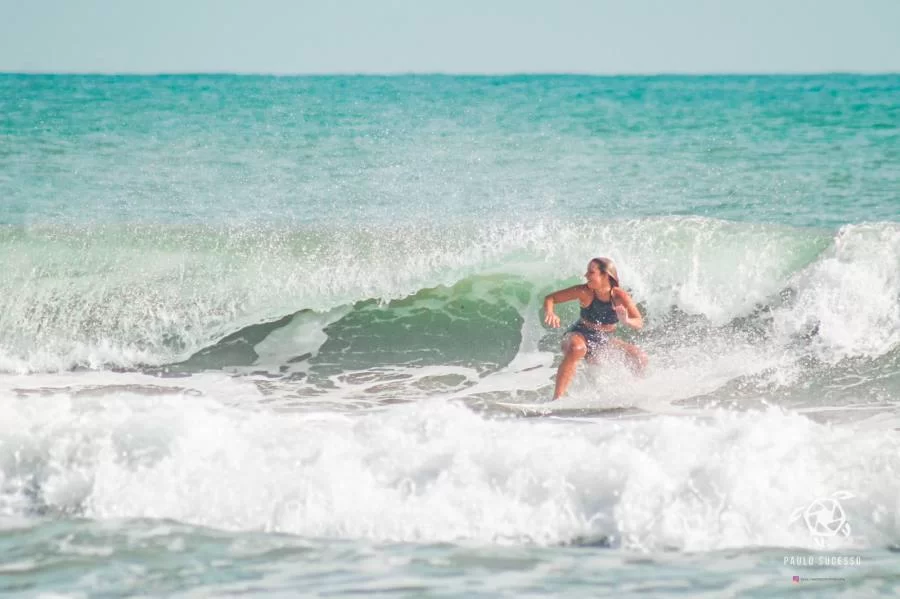 Influenciadora e surfista,  vítima de machismo, conta como supera adversidade e concilia maternidade, trabalho e o esporte