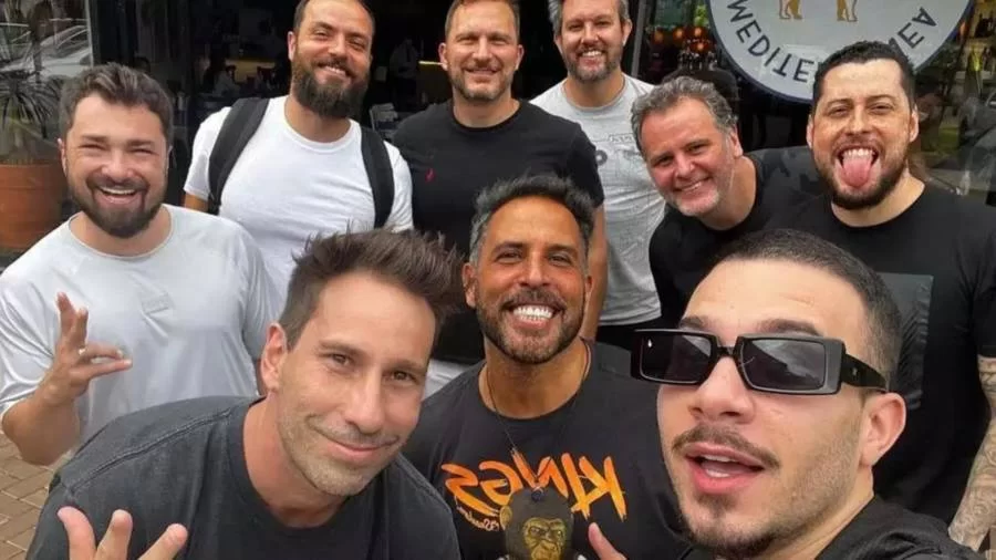 Jeito Moleque e Inimigos da HP marcam noite em SP com show nostálgico; confira como foi