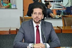 Olyntho cobra reforma de ginásio em Araguaína e melhorias em estradas