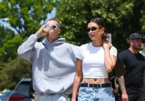 Hailey Bieber elege nova bolsa Ferragamo como queridinha do momento