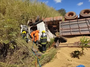 Motorista fica com pernas presas Ã s ferragens após carreta que dirigia tombar