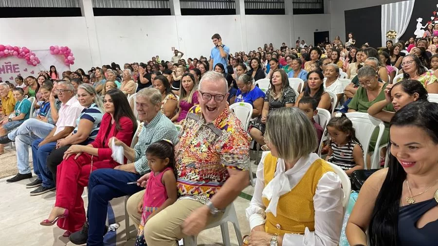 Omar Henneman faz palestra com tema "Mãe: o verdadeiro sentido da vida" e reúne centenas de mães em Bandeirantes