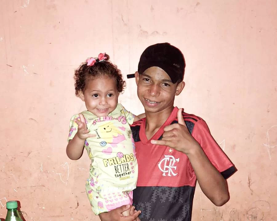 Adolescente salva vida da irmã com manobra de Heimlich, técnica aprendida em Projeto do Corpo de Bombeiros Militar