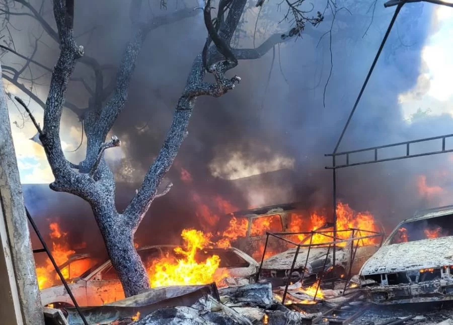 IncÃªndio de grande proporção em pátio de funerária de Palmas deixa dez carros destruídos; imagens