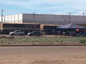 Governo reÃÂºne entidades para discutir soluÃÂ§ÃÂ£o rÃÂ¡pida para garantir serviÃÂ§os bÃÂ¡sicos; Caminhoneiros convocam novamente populaÃÂ§ÃÂ£o