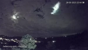 Meteoro tão brilhoso quanto a luz da lua cruza céu do Sul do Brasil; veja imagens