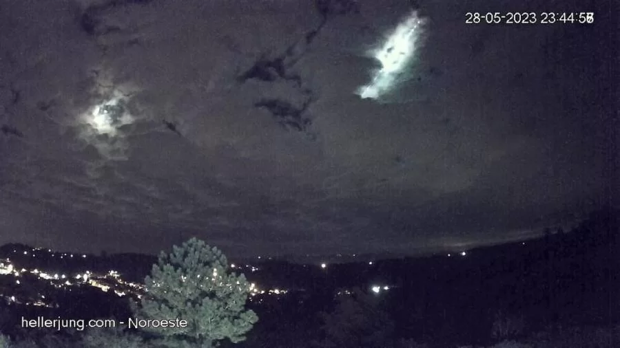 Meteoro tão brilhoso quanto a luz da lua cruza céu do Sul do Brasil; veja imagens