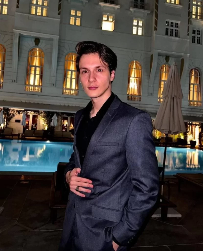 Saiba tudo sobre Nícolas Monks, intérprete, tradutor, professor, modelo e ator