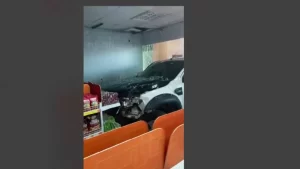 Camionete invade conveniÃªncia de posto de gasolina e atropela trÃªs pessoas em Colinas do TO