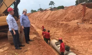 Mauro Carlesse vistoria andamento de obras da Avenida NS-15