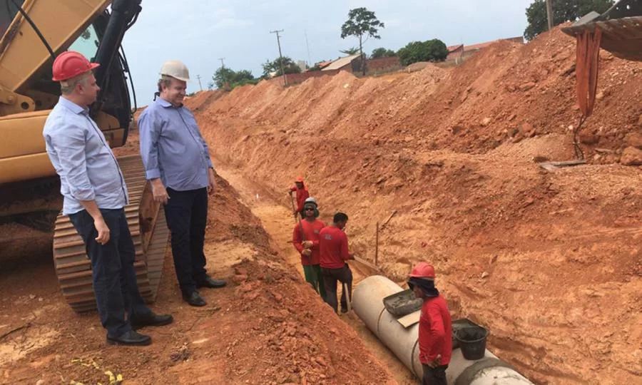 Mauro Carlesse vistoria andamento de obras da Avenida NS-15