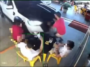 Vídeo mostra momento exato em que camionete invade conveniÃªncia de posto de gasolina e atinge trÃªs pessoas, em Colinas