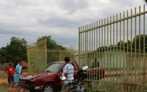Motorista passa mal e carro invade espaÃÂ§o de escola no setor Santa Rosa